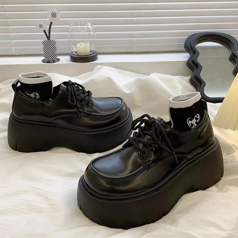 Womens shoes British style thick soled college style casual shoes Pu leather fashionable girls shoes platform lace upper womens shoes 241106