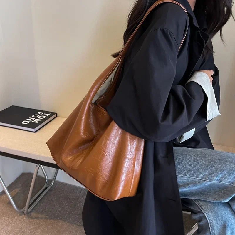 MBTI Fashion Red Womens Shoulder Bag Retro er Large Capacity Casual Handbag Autumn/Winter Korean Fashion Handbag 241107ww