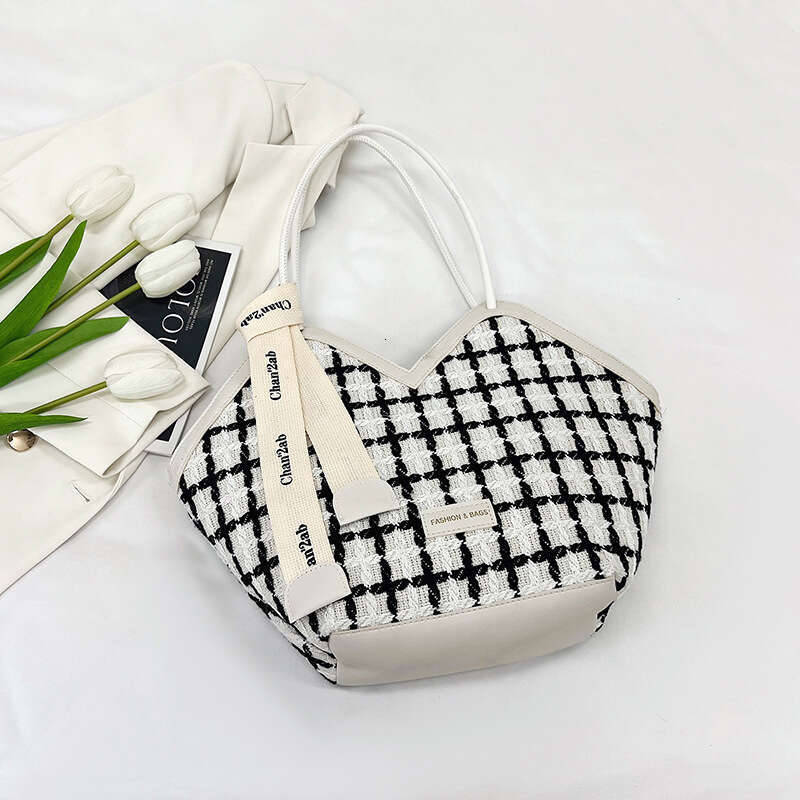Large capacity 2024 casual summer texture beautiful class commuting trendy fashion tote bag
