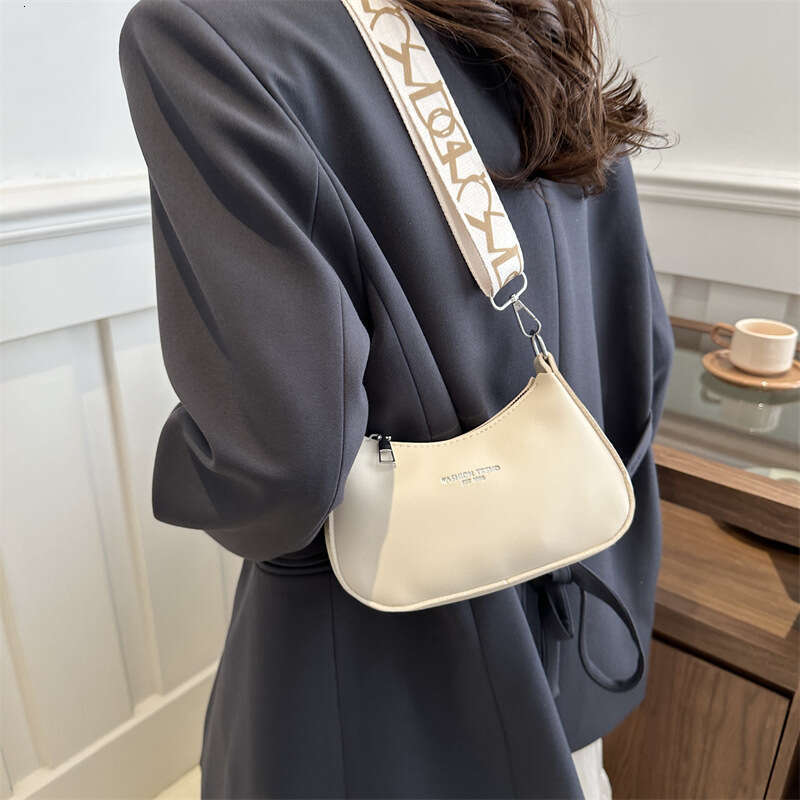 Spring 2024 New Fashion Women's One Shoulder Underarm Simple and Casual Western Style Crossbody Small Square Bag