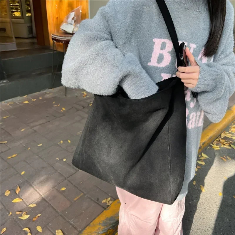 Large capacity artificial suede shoulder bag simple solid Versatile womens commuting bag casual fashion high-quality handbag 241106