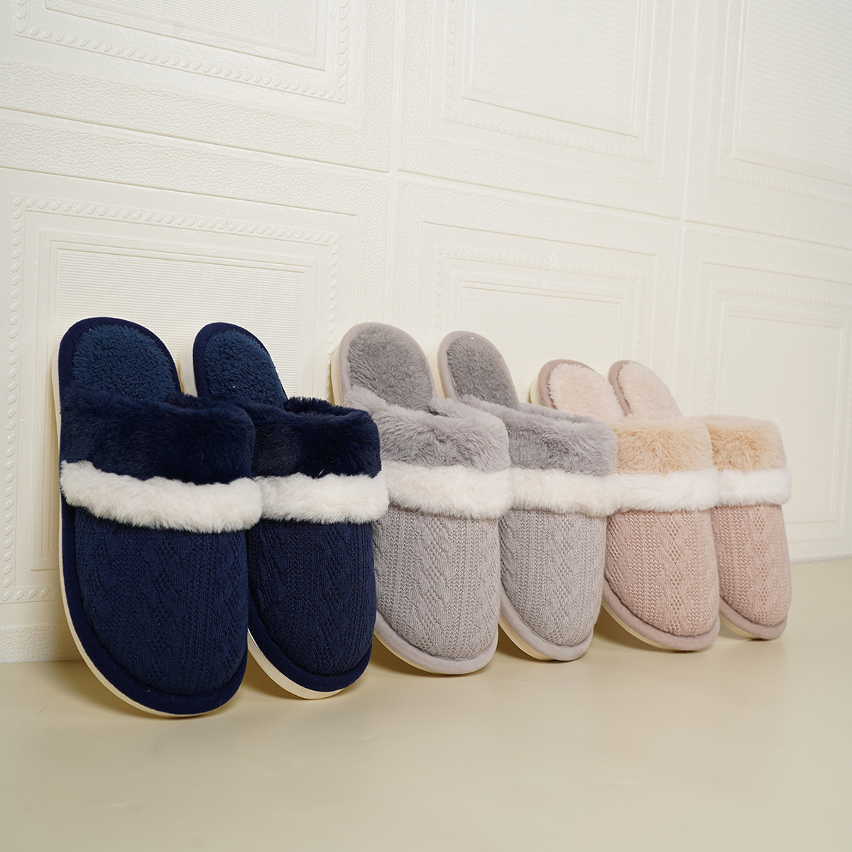 Men's and Women's Winter Home Warm Plush Thick Soled Cotton Slippers.