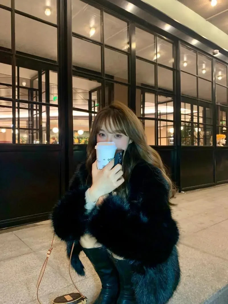 Winter clothing fur coat womens clothing weight loss fur fox fur leather jacket V-neck high-end loose casual womens top 241107