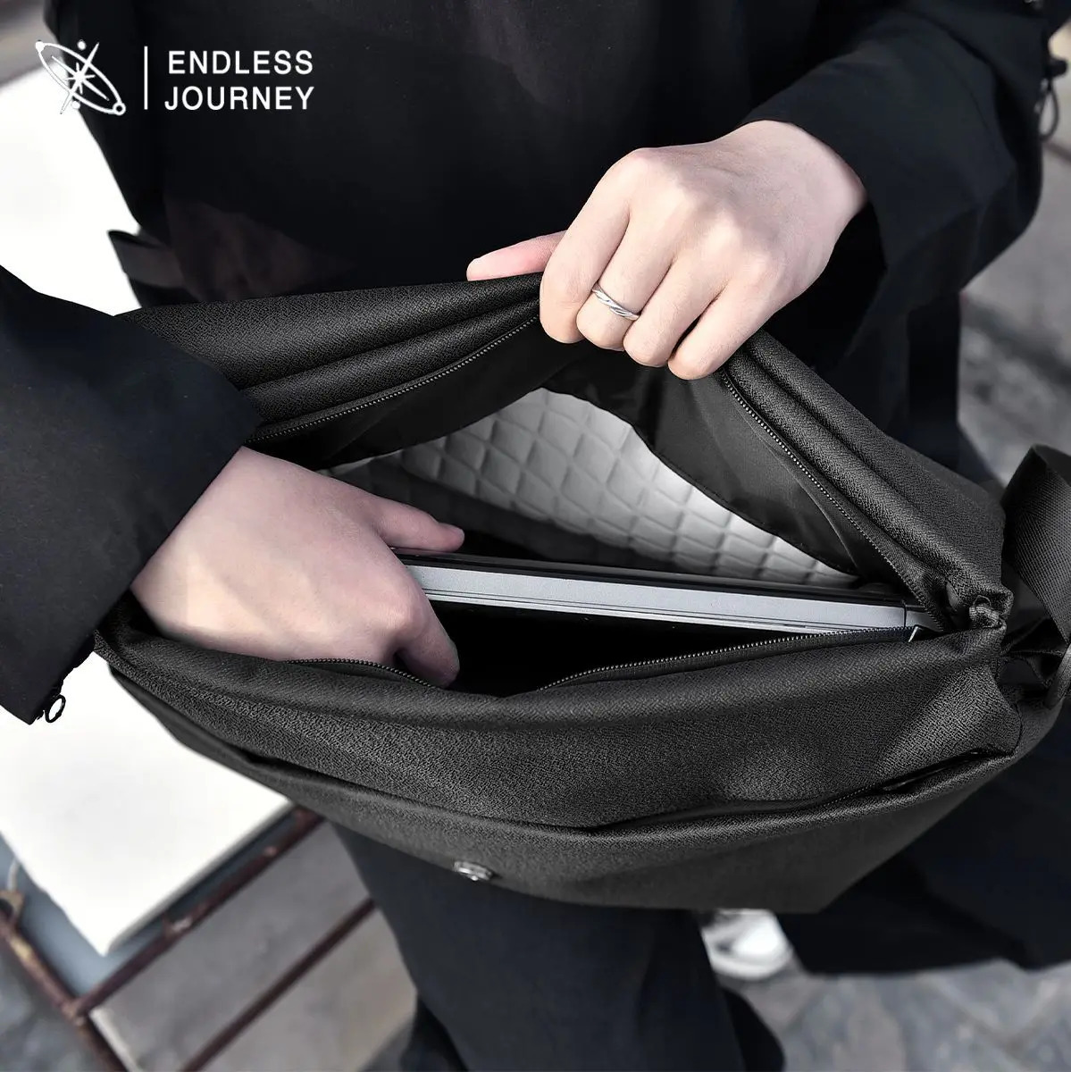 Crossbody Bag Mens Fashion Messenger Niche Multifunction Computer Charter Can Shoulder 241106