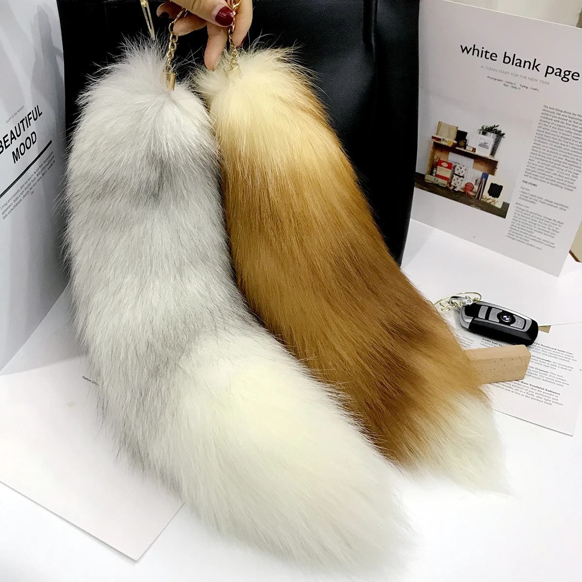 Real fox fur tail keychain large natural fur tail keychain pendant role-playing tail cute wolf fox tail fur car keychain 241107