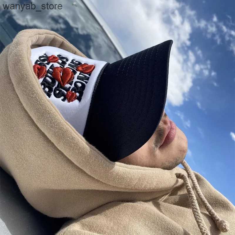 Ball Caps Summer letter lip embroidered baseball cap fashionable mens sun hat breathable truck cap mesh cap outdoor neutral hip-hop hat L240910