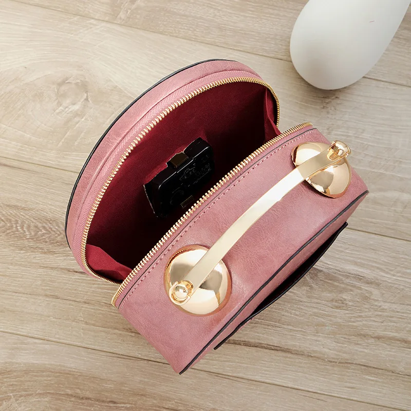 Modeling Of Small Round Bell With Individual Chain In The New Kind Of Women's Bag Hand-held Slant Bag Clock Bag In