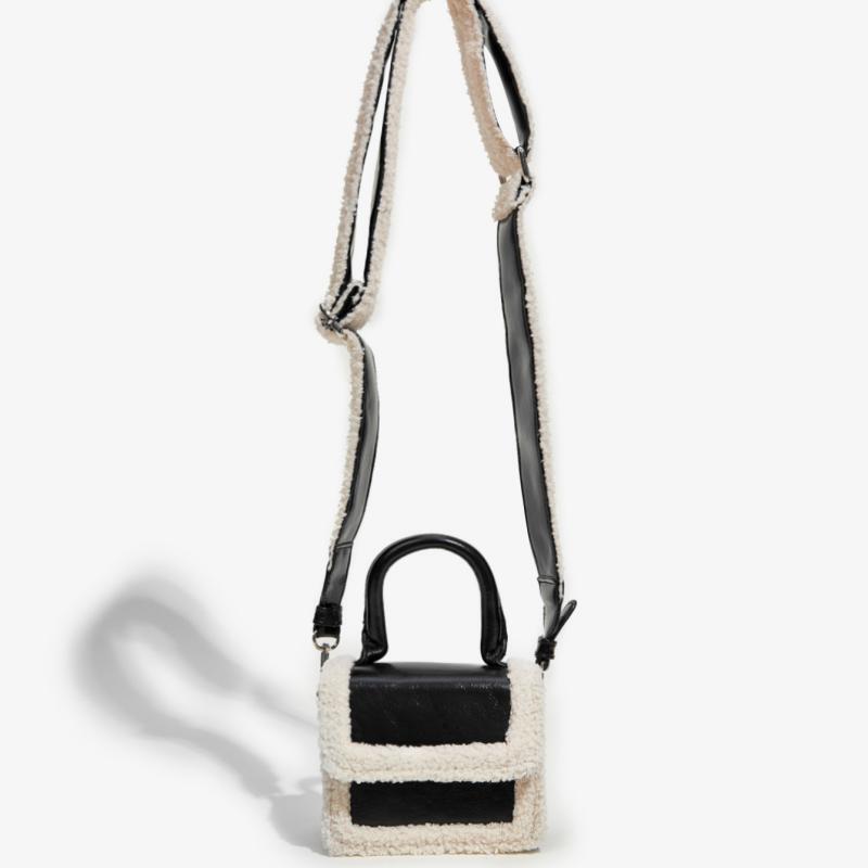 Autumn Niche Design Versatile PU Plush Crossbody Bag.