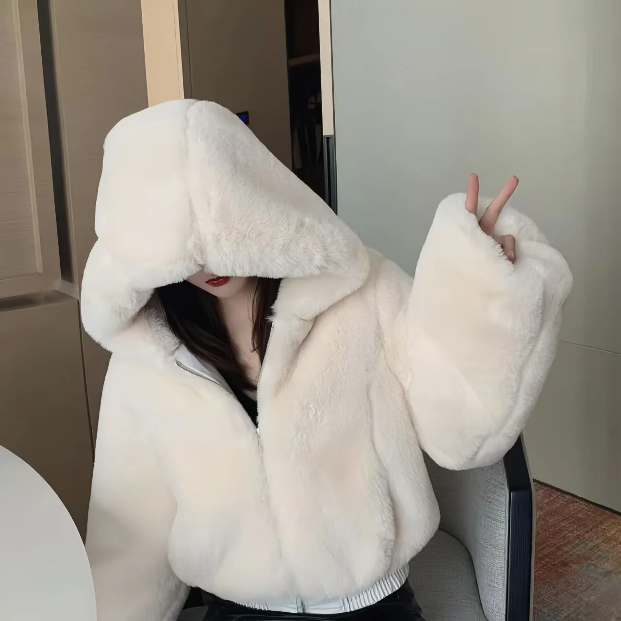 Winter Thick Warm Short Parkas Womens Sexy Short Faux Fur Coat Womens Black Elastic Hemp Faux Fur Jacket 241107