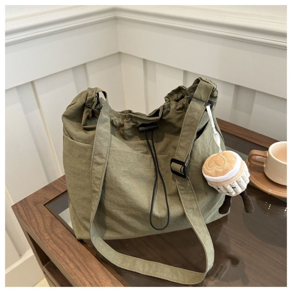 New Fashion Drawstring Shoulder Bag Travel Casual Nylon Tote Bag Large Capacity Basic Style Crossbody Bucket Bag Women