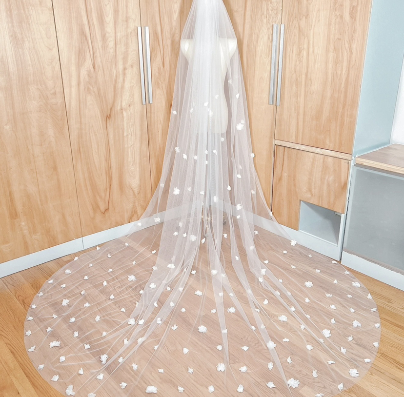 Elegant Gorgeous 3M Long Cathedral Wedding Veils With 3D Lace Appliques Soft Tulle One Layer Bridal Veil VV