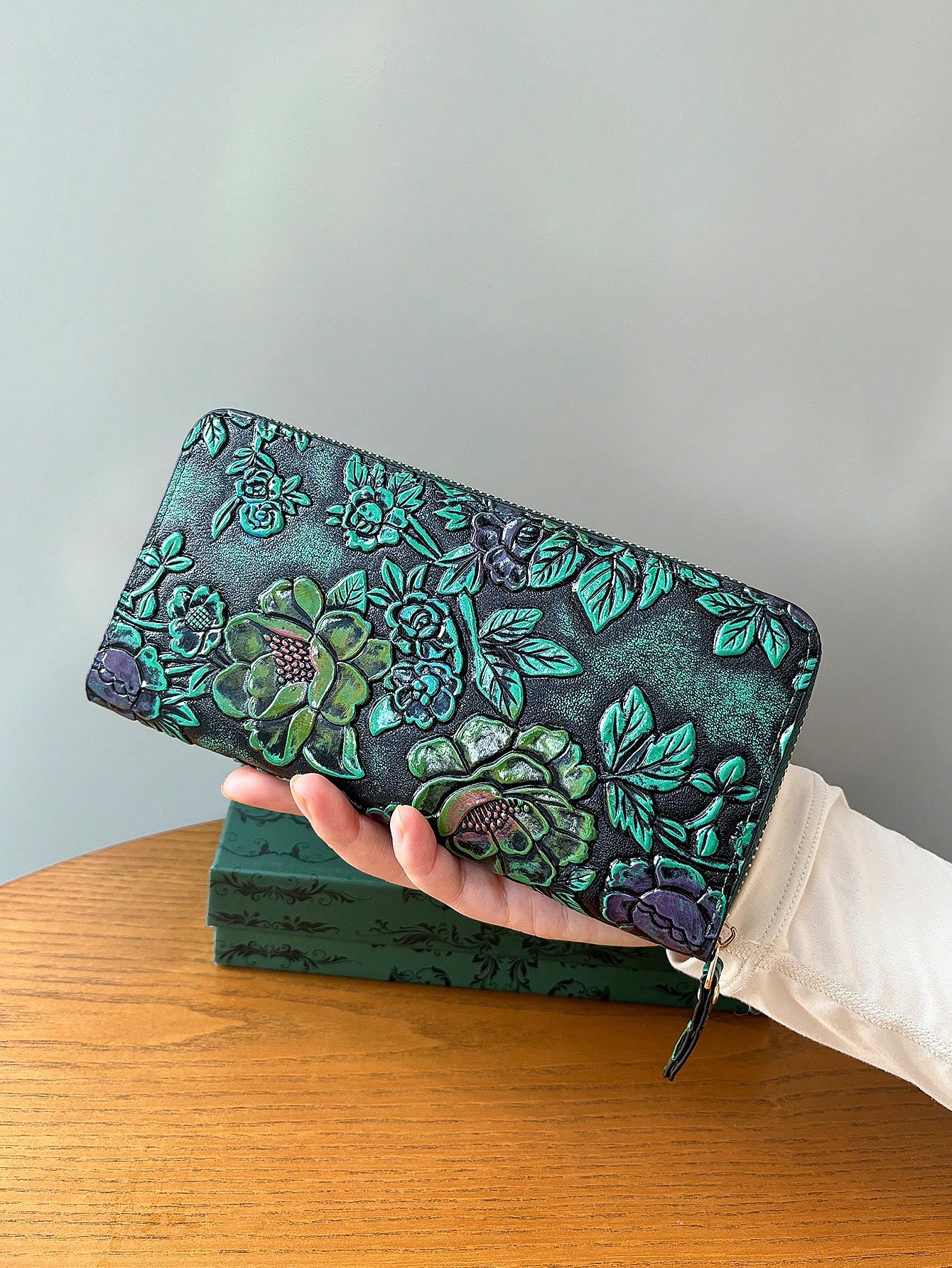 High-end retro carved long women's wallet, fashionable and elegant leather carved flower wallet clutch, can hold mobile phone, m
