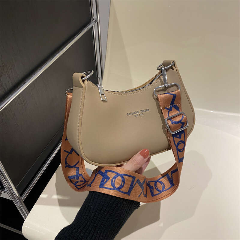 Spring 2024 New Fashion Women's One Shoulder Underarm Simple and Casual Western Style Crossbody Small Square Bag