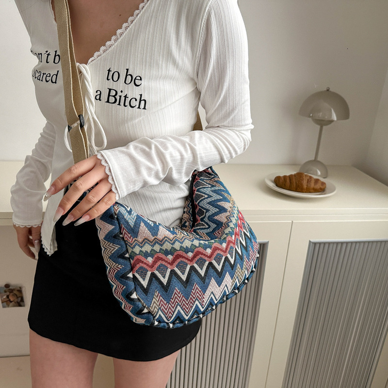 New w Large Capacity Casual Lightweight Embroidered Bag Ladies Fashionable Street One Shoulder Package