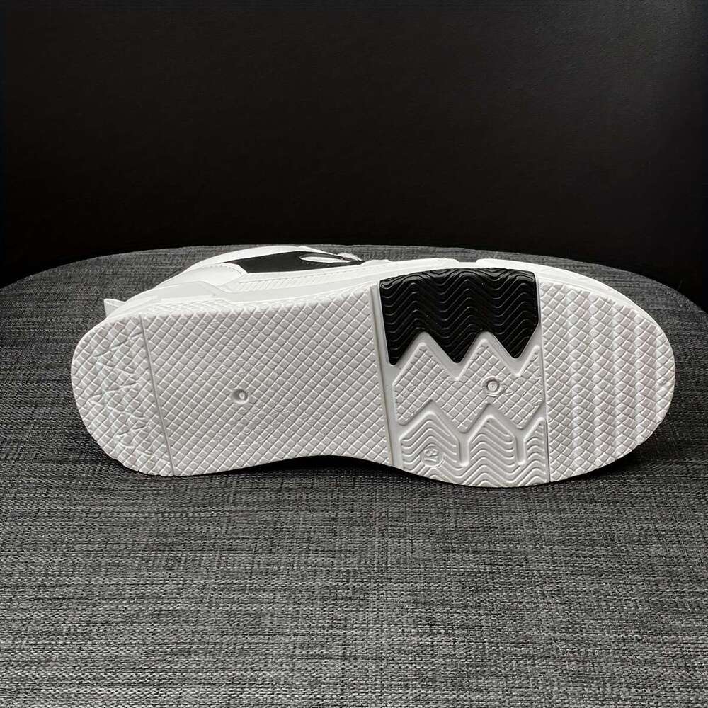 Women's thick soled color blocked fashionable love pattern low cut skateboard shoes, casual walking sports shoes .