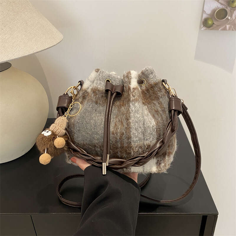 Bag for women in early spring 2024, new casual crossbody fashionable and simple single shoulder bag, personalized bucket bag