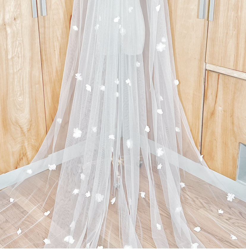 Elegant Gorgeous 3M Long Cathedral Wedding Veils With 3D Lace Appliques Soft Tulle One Layer Bridal Veil VV
