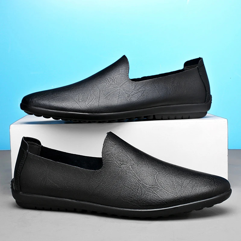 Spring and summer mens casual leather mens shoes simple Moseats sliding driving shoes outdoor boat shoes handmade lazy apartment 241106