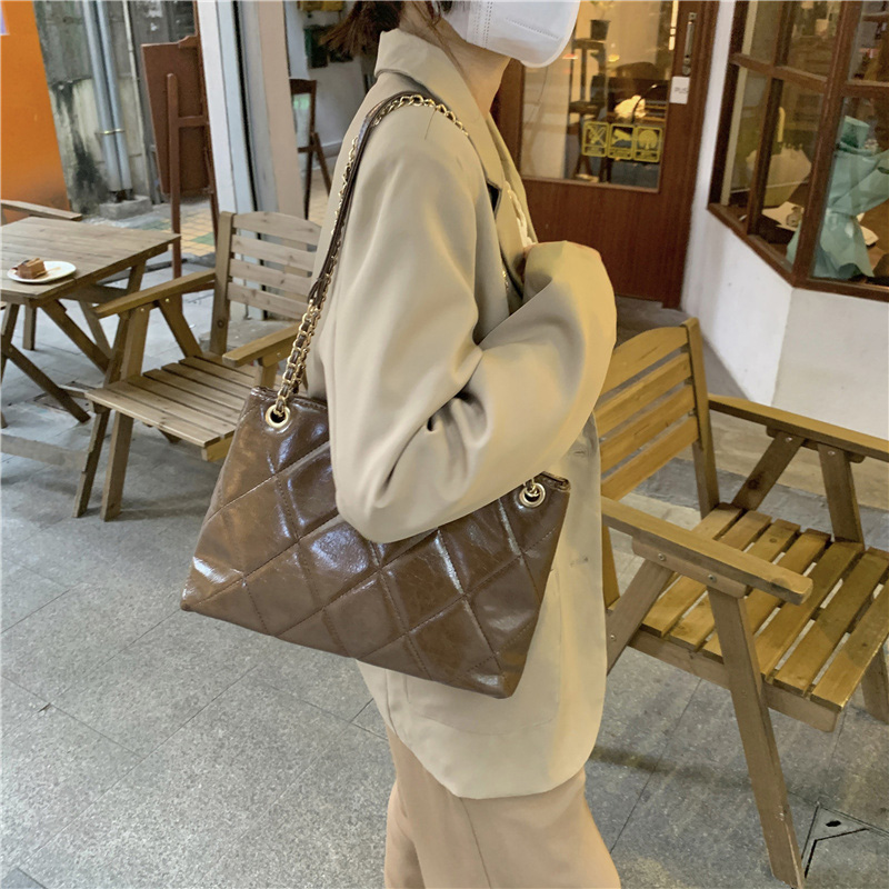 2024 Niche Large Capacity Tote Bag Chic Chain Single Shoulder Underarm Commuting Pack Women's Shopping Travel Crossbody Handbags