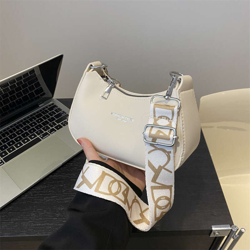 Spring 2024 New Fashion Women's One Shoulder Underarm Simple and Casual Western Style Crossbody Small Square Bag