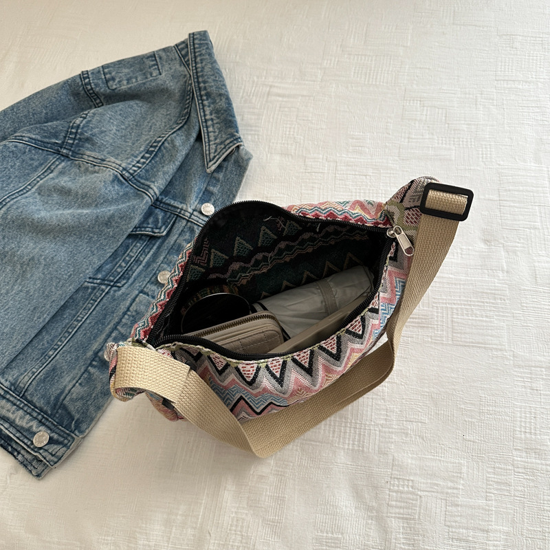 New w Large Capacity Casual Lightweight Embroidered Bag Ladies Fashionable Street One Shoulder Package