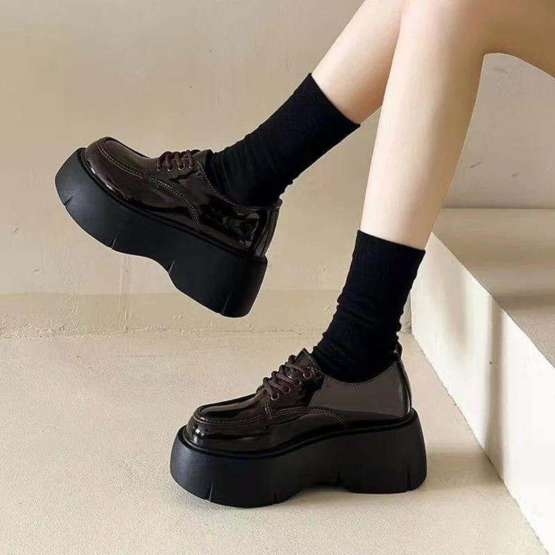 Womens shoes British style thick soled college style casual shoes Pu leather fashionable girls shoes platform lace upper womens shoes 241106