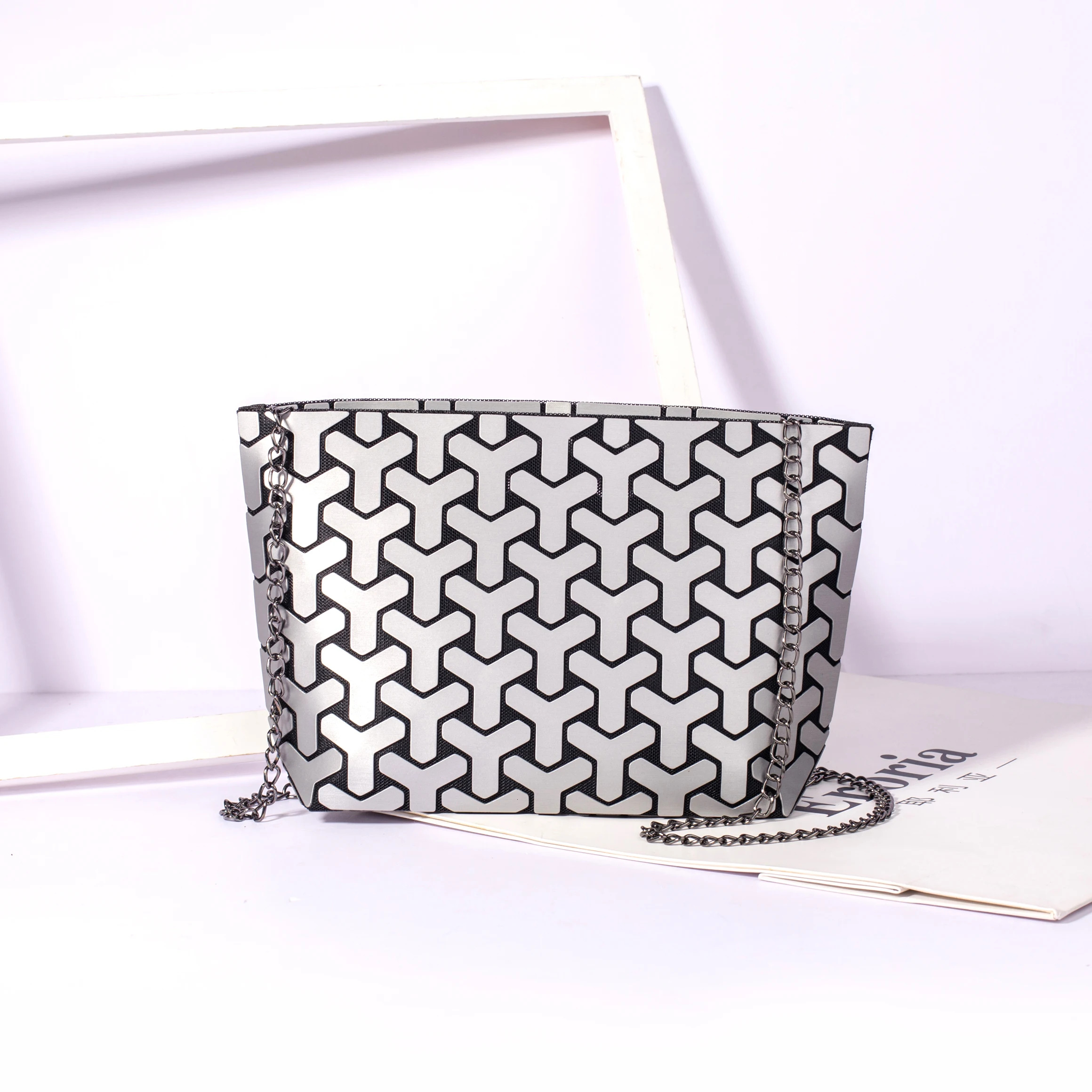 Women's Chain Shoulder Bag Fashion Geometry Women's Flat Fold Cross Bag Handheld Wallet
