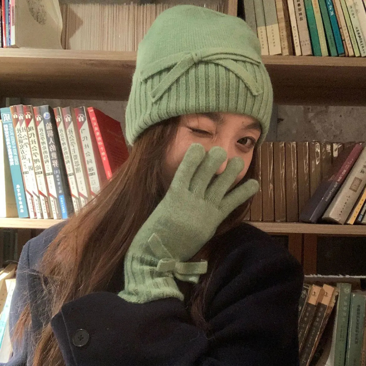 Butterfly Knot Knitted Beanies Hat Glove Set Womens Winter Warm Skull Hat Womens Outdoor Skiing Cold Protective Ear Hat 241107