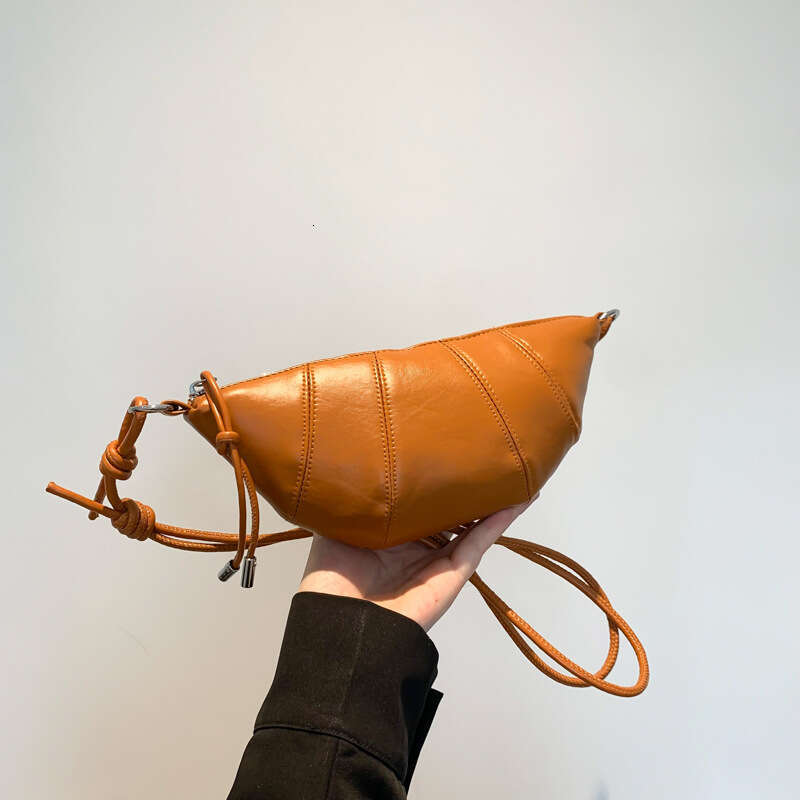 French style niche casual women's shoulder 2024 new trendy fashionable saddle bag, personalized and simple crossbody bag