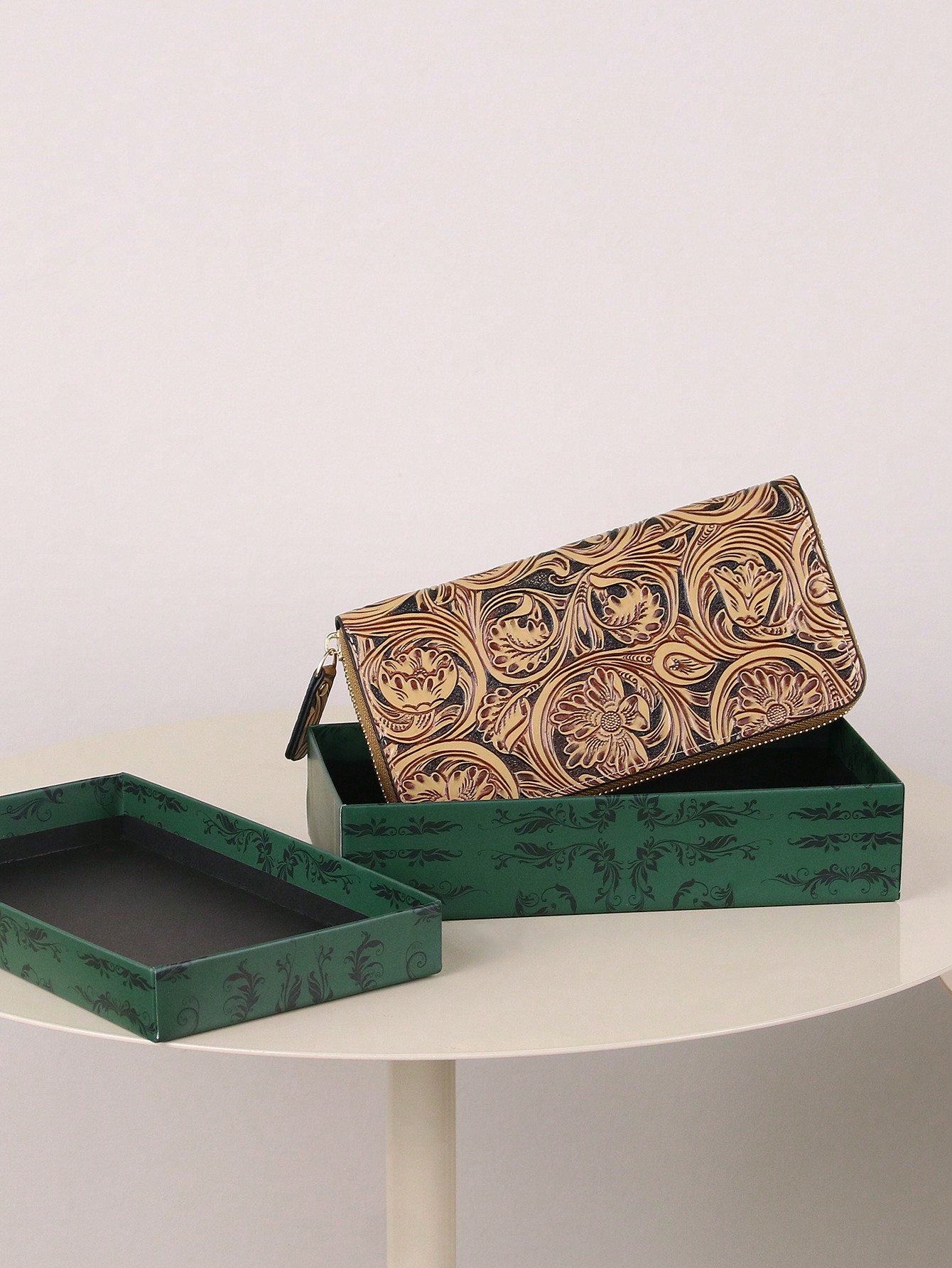 High-end retro carved long women's wallet, fashionable and elegant leather carved flower wallet clutch, can hold mobile phone, m