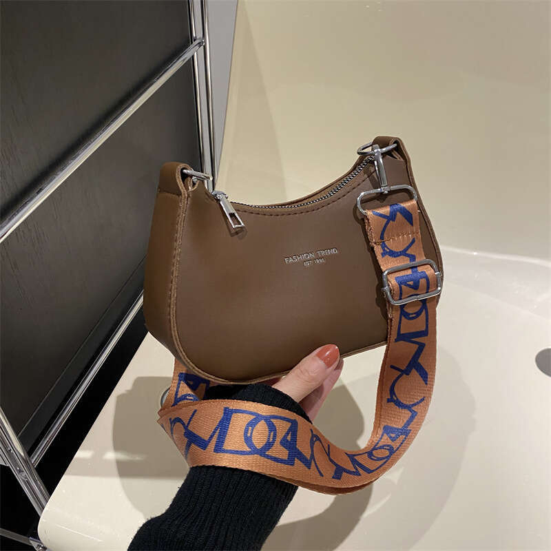 Spring 2024 New Fashion Women's One Shoulder Underarm Simple and Casual Western Style Crossbody Small Square Bag
