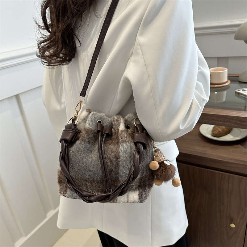 Bag for women in early spring 2024, new casual crossbody fashionable and simple single shoulder bag, personalized bucket bag