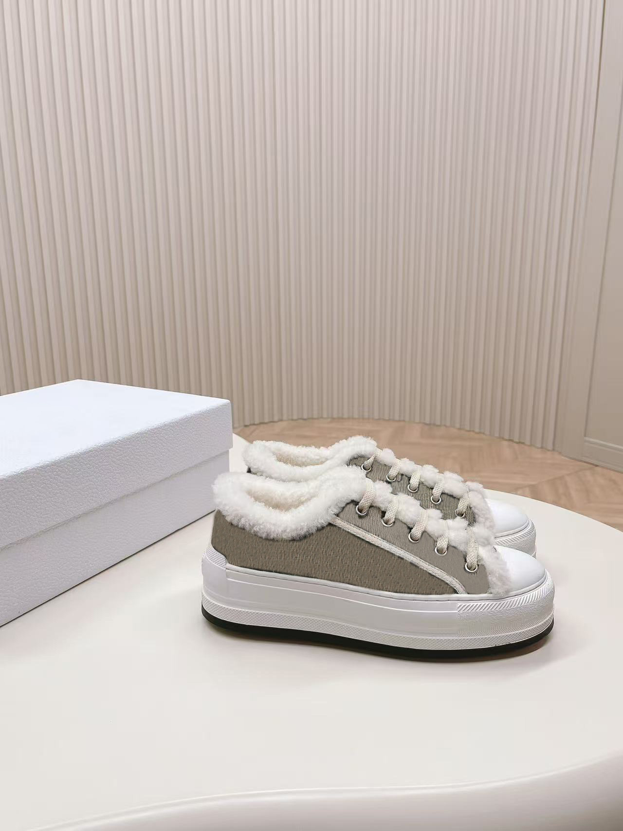 Designer Women's Plush Martin Boots Winter Elegant Brand Tires Leather Irregular Sole Rubber Comfortable Walking Party Wedding Knight