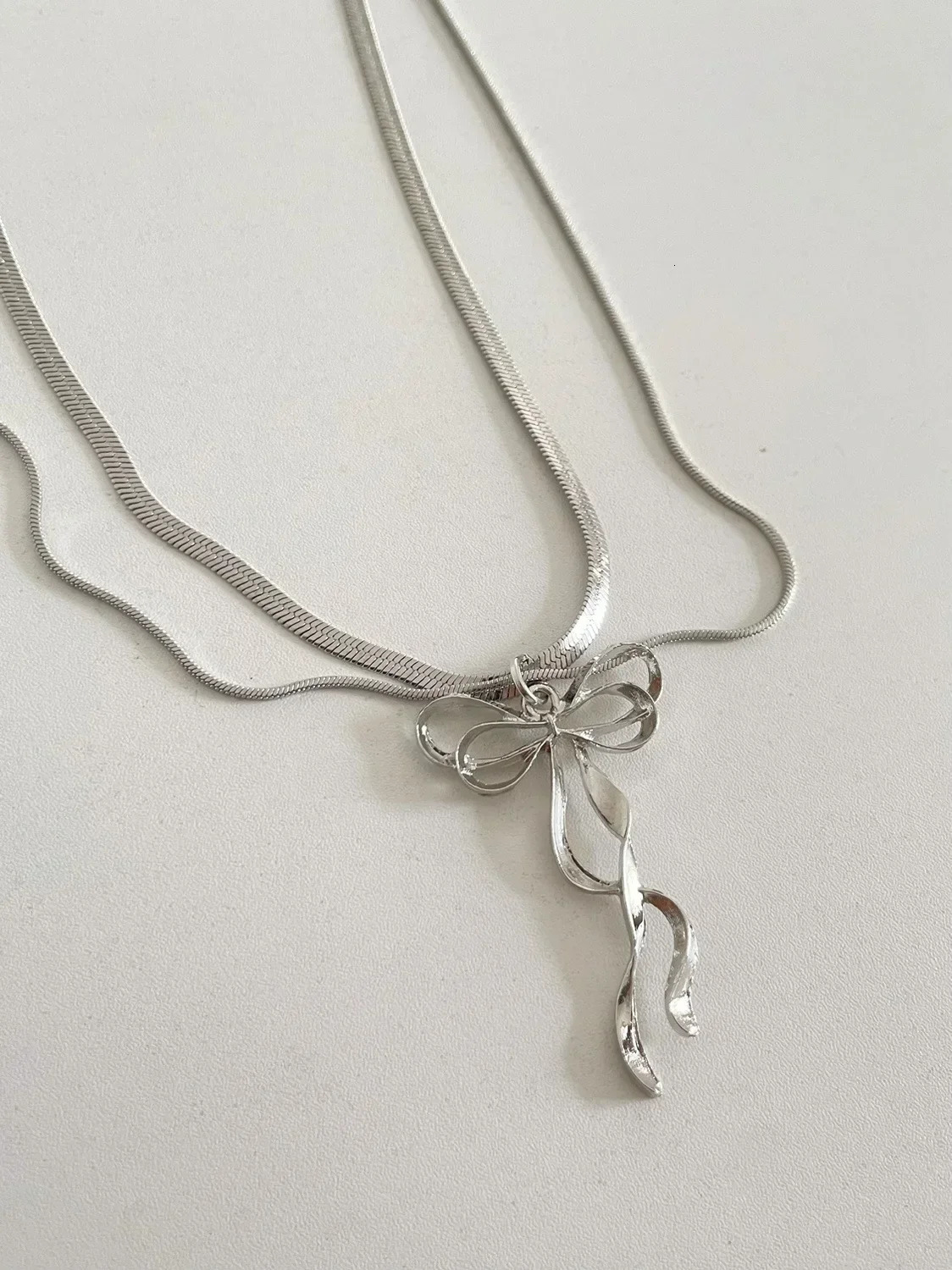 Vintage Jewelry Snake Bone Chain Bow Pendant Necklace Kawaii Necklace Korean Fashion Y2K Necklace Female Charm Accessories Punk 241107