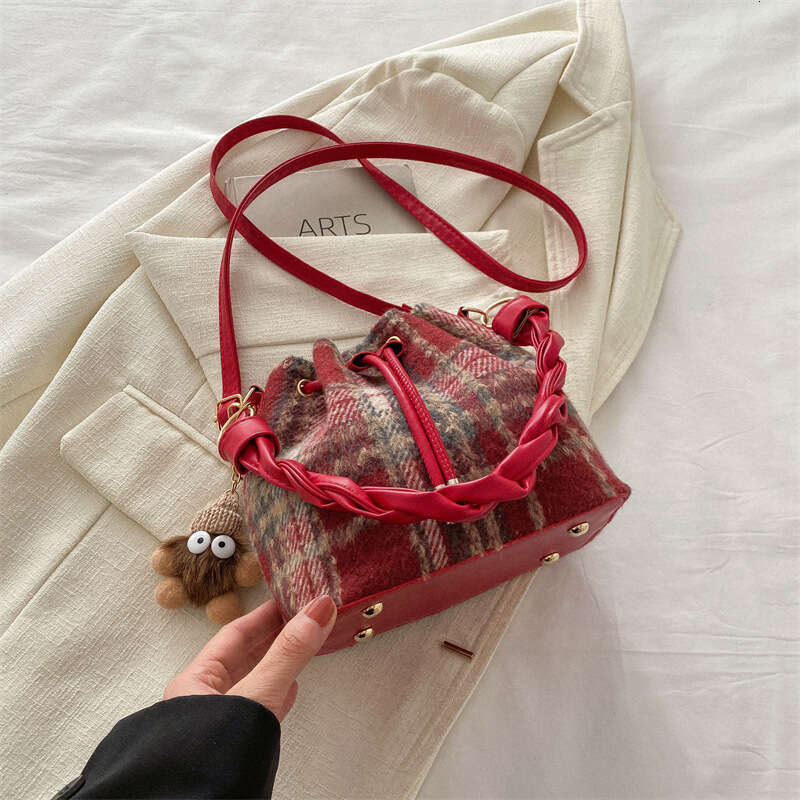 Bag for women in early spring 2024, new casual crossbody fashionable and simple single shoulder bag, personalized bucket bag