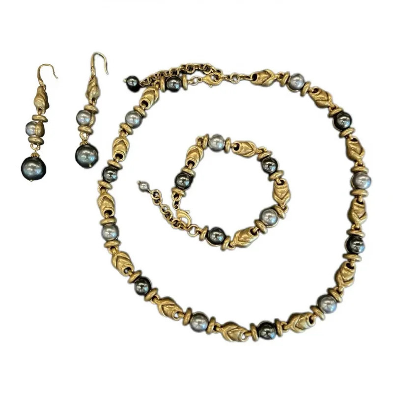 Vintage style gold-plated embossed fashionable necklace bracelet high-end classic pearl earring set 241106