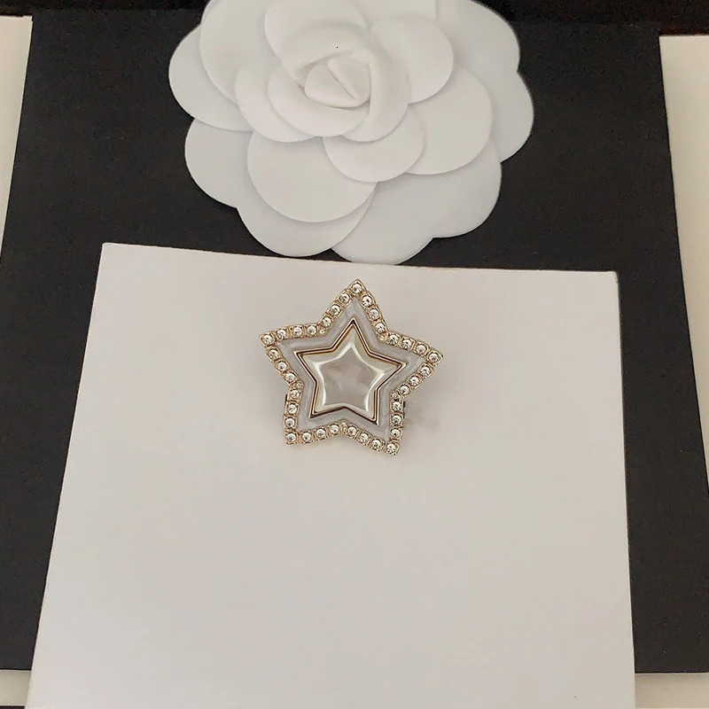 Top European and American s white pearl pentagonal earrings brooch sets womens top jewelry trends 241107