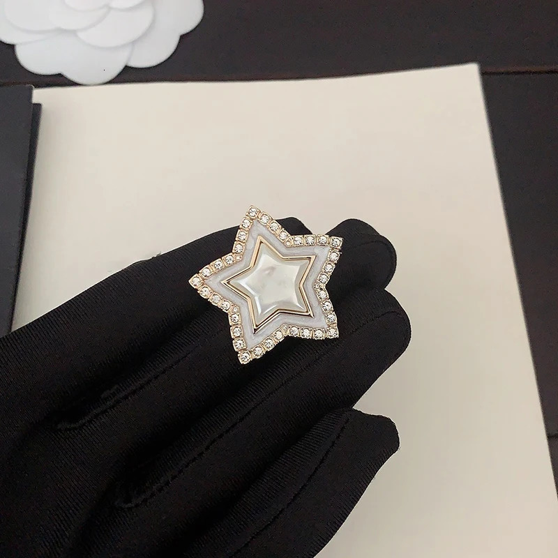 Top European and American s white pearl pentagonal earrings brooch sets womens top jewelry trends 241107