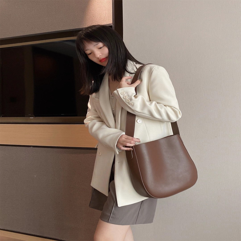 2024 Korean style women's bag, versatile one-shoulder diagonal trend, simple, fresh, fashionable tote, high-end bucket bag