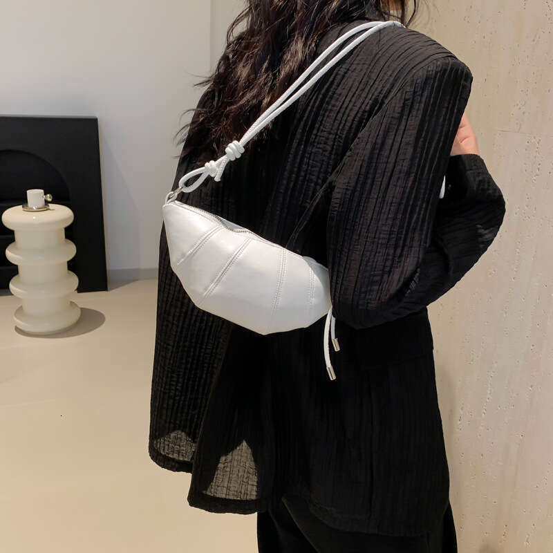 French style niche casual women's shoulder 2024 new trendy fashionable saddle bag, personalized and simple crossbody bag