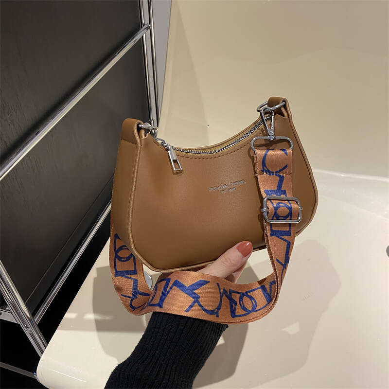 Spring 2024 New Fashion Women's One Shoulder Underarm Simple and Casual Western Style Crossbody Small Square Bag