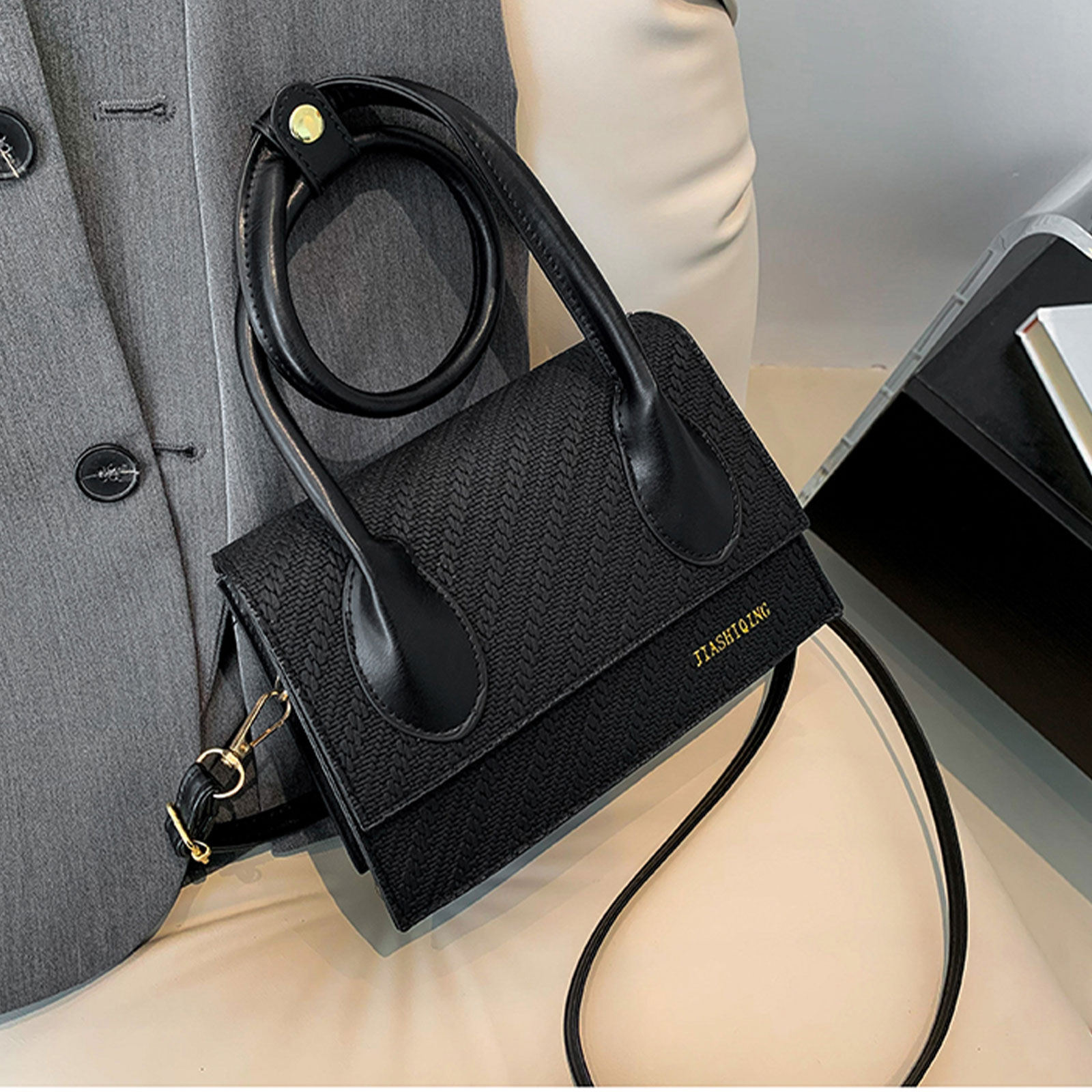 This Is a Super Popular Shoulder Bag, Fashion Simple and Versatile, Suitable for Going Out Shopping, Commuting, Dating.