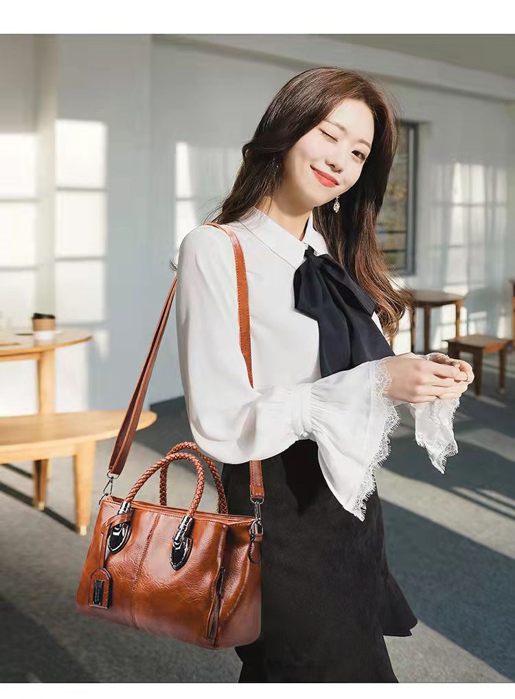 Oil wax leather new European and American Boston female bag shoulder bag female soft leather big bag