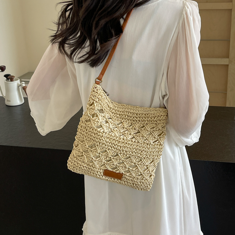 A leisure pure color straw woven bag women's environmental protection woven bag advanced materials fine work holiday