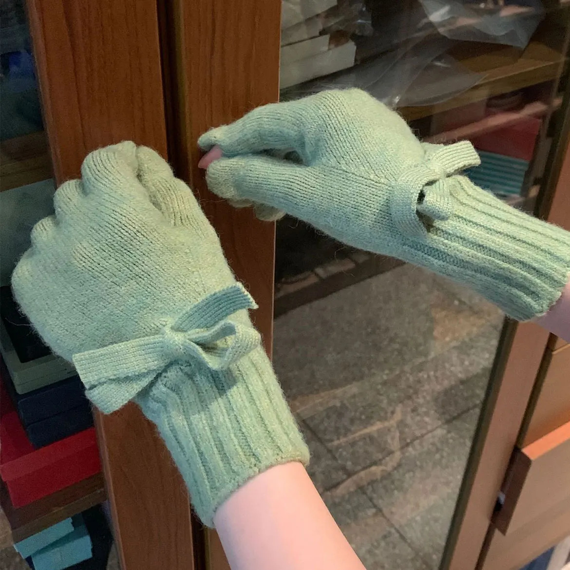 Butterfly Knot Knitted Beanies Hat Glove Set Womens Winter Warm Skull Hat Womens Outdoor Skiing Cold Protective Ear Hat 241107