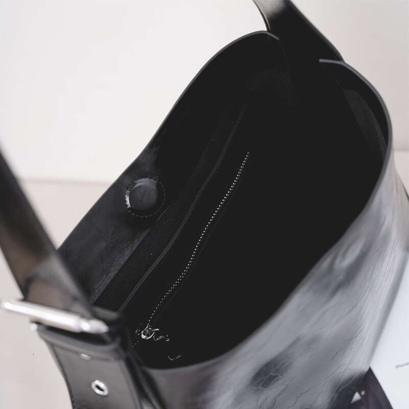 OLOEY Wide Strap Bucket Genuine Cowhide Leather High Quality Leisure Style Inner Bag Inside Big Capacity Factory Provider