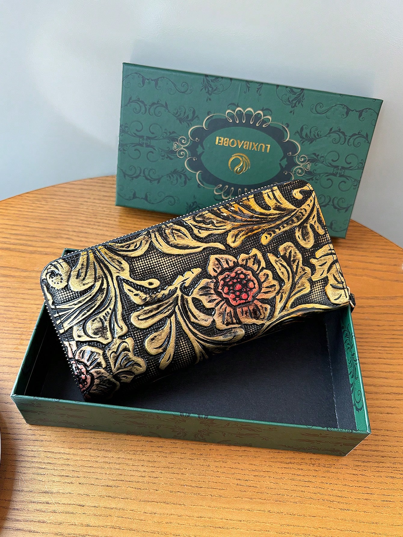 High-end retro carved long women's wallet, fashionable and elegant leather carved flower wallet clutch, can hold mobile phone, m
