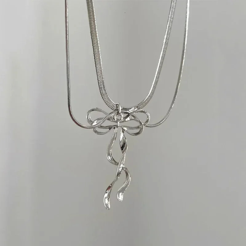 Vintage Jewelry Snake Bone Chain Bow Pendant Necklace Kawaii Necklace Korean Fashion Y2K Necklace Female Charm Accessories Punk 241107