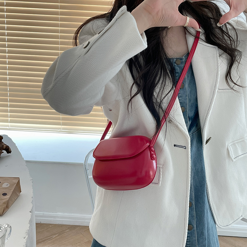 2021 summer new Korean retro red saddle bag crossbody small bag women's mobile phone bag