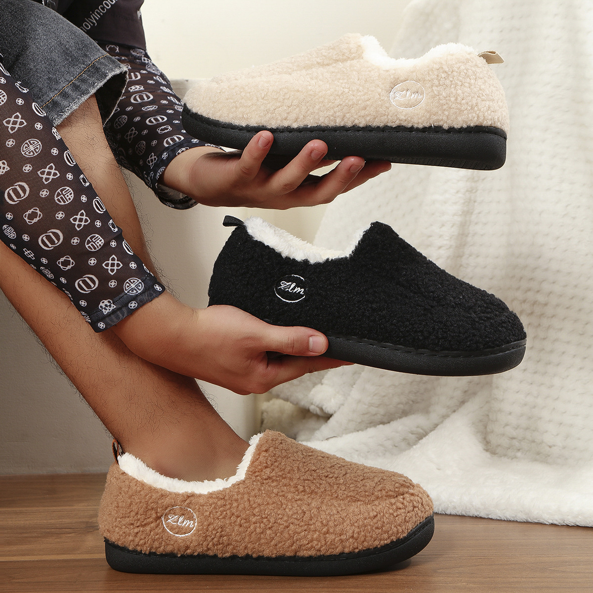 Men's and Women's Warm and Thick Cotton Slippers.